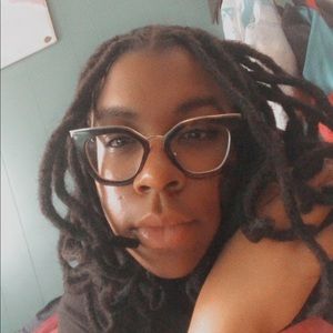 Meet your Posher, Cassandra